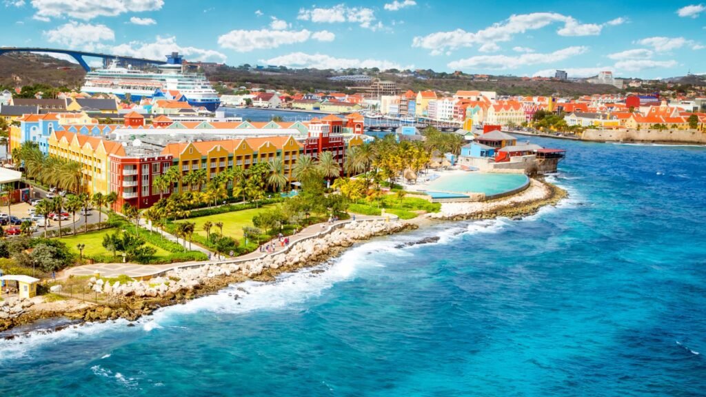 Colorful coastline of Willemstad, Curaçao with ocean view – homepage banner of Un Dos Job, the leading job board for Curaçao